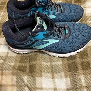 Brooks Women's Teal and Black Athletic Shoes size 8 great condition